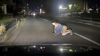 女装子まゆちゃんが深夜の路上で全裸になって大股開いている横を車が通り過ぎていく